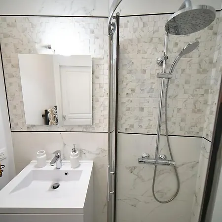 La Palmeraie-joli Studio-metro Valmy-vaise Apartment *