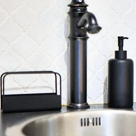 La Palmeraie-joli Studio-metro Valmy-vaise Apartment